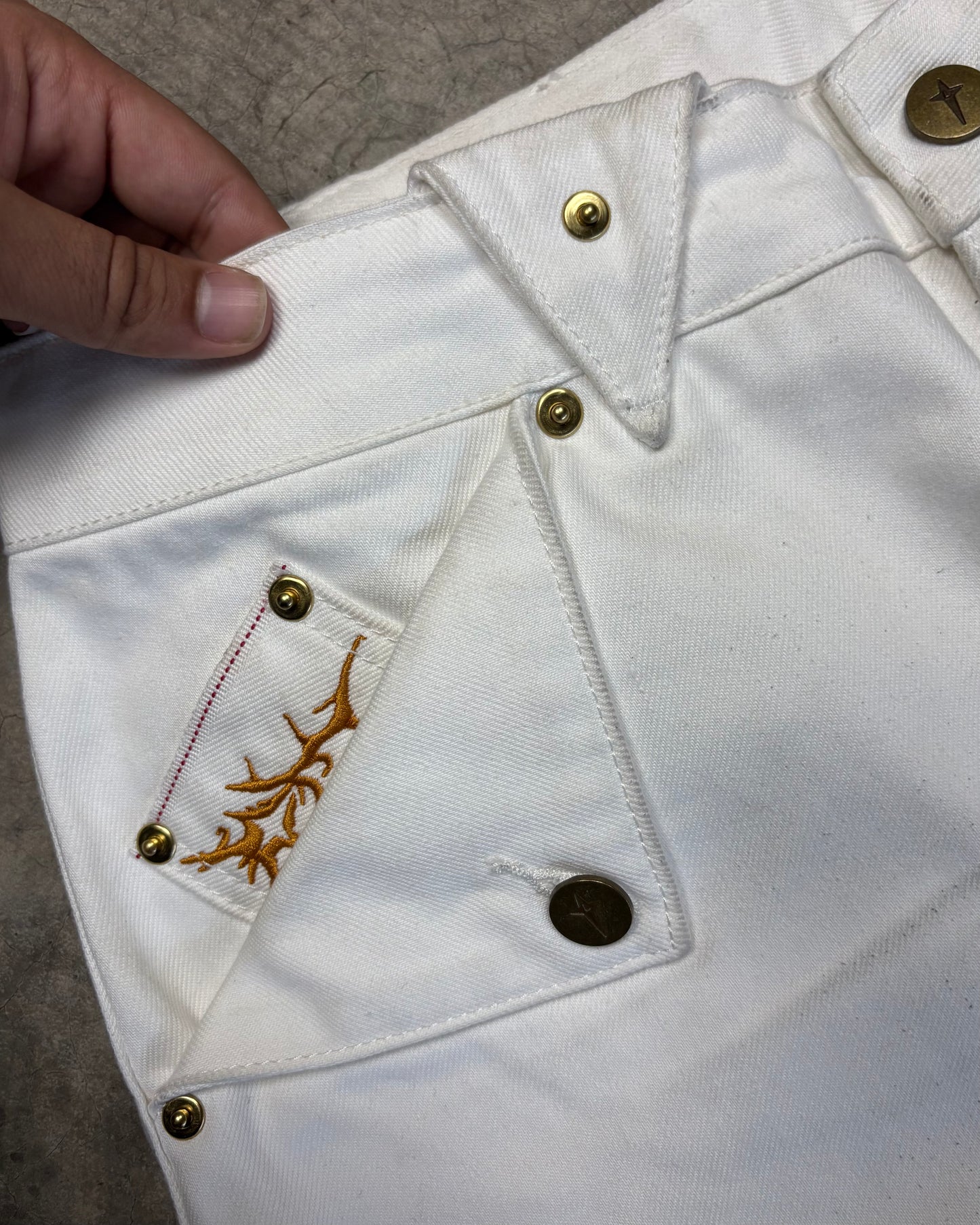 WHITE SURVIVOR SELVEDGE DENIM [32]