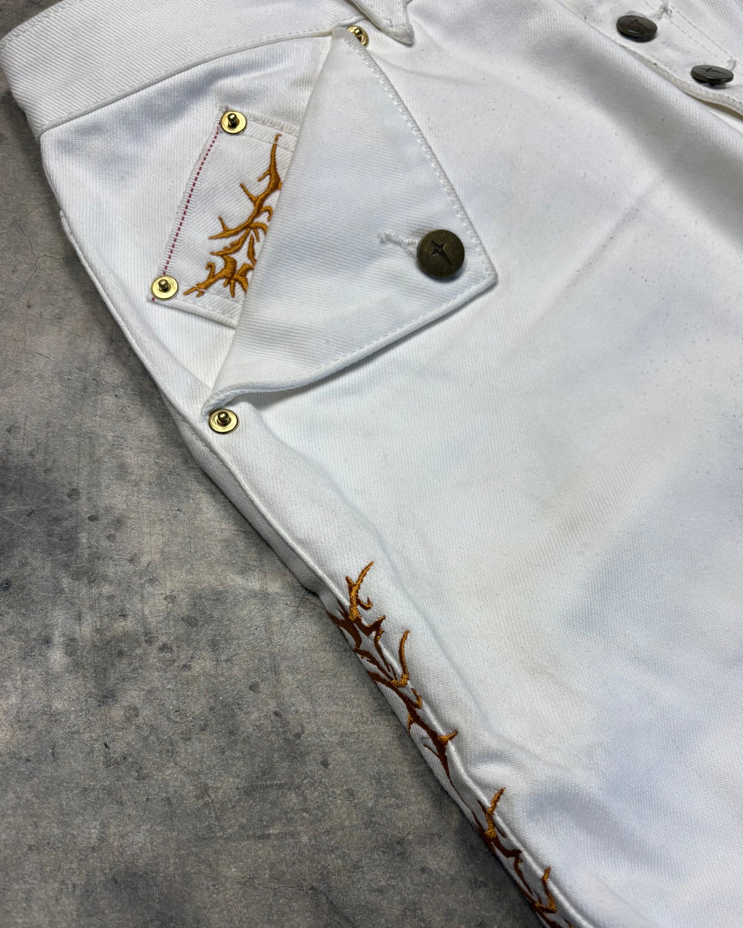 WHITE SURVIVOR SELVEDGE DENIM [32]