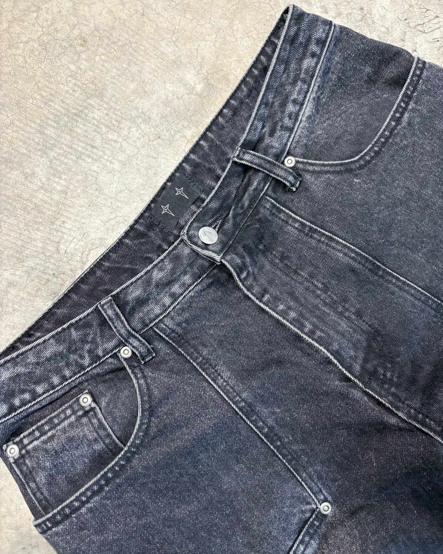 STONE WASHED BLACK CIRCLE DENIM [32]