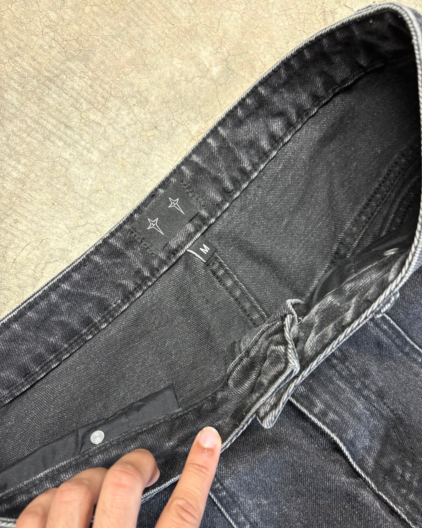 STONE WASHED BLACK CIRCLE DENIM [32]