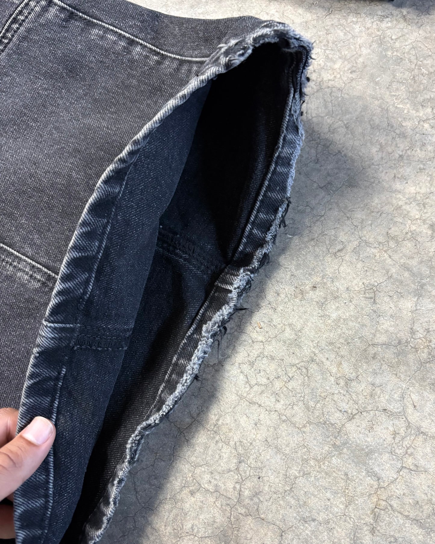 STONE WASHED BLACK CIRCLE DENIM [32]