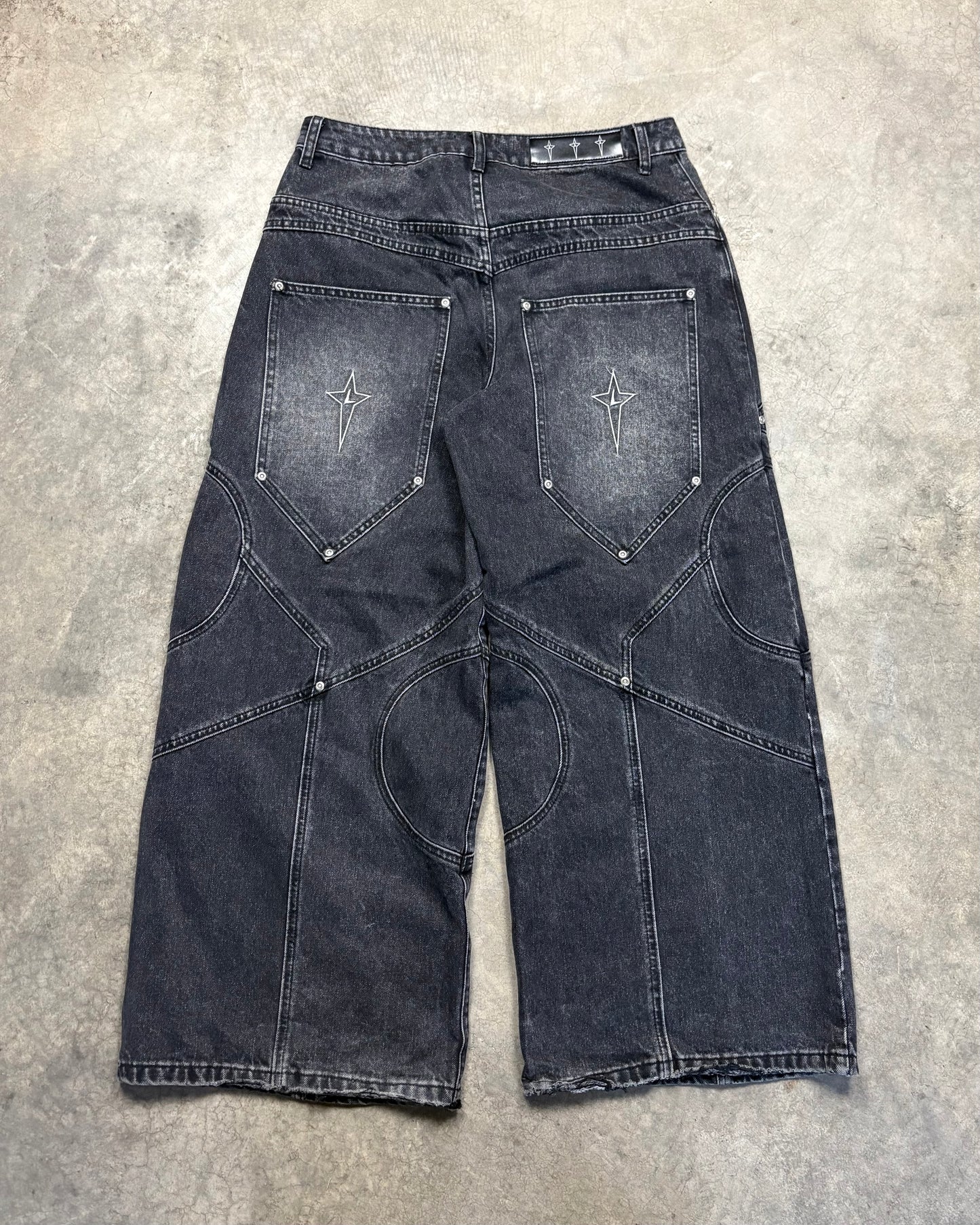 STONE WASHED BLACK CIRCLE DENIM [32]