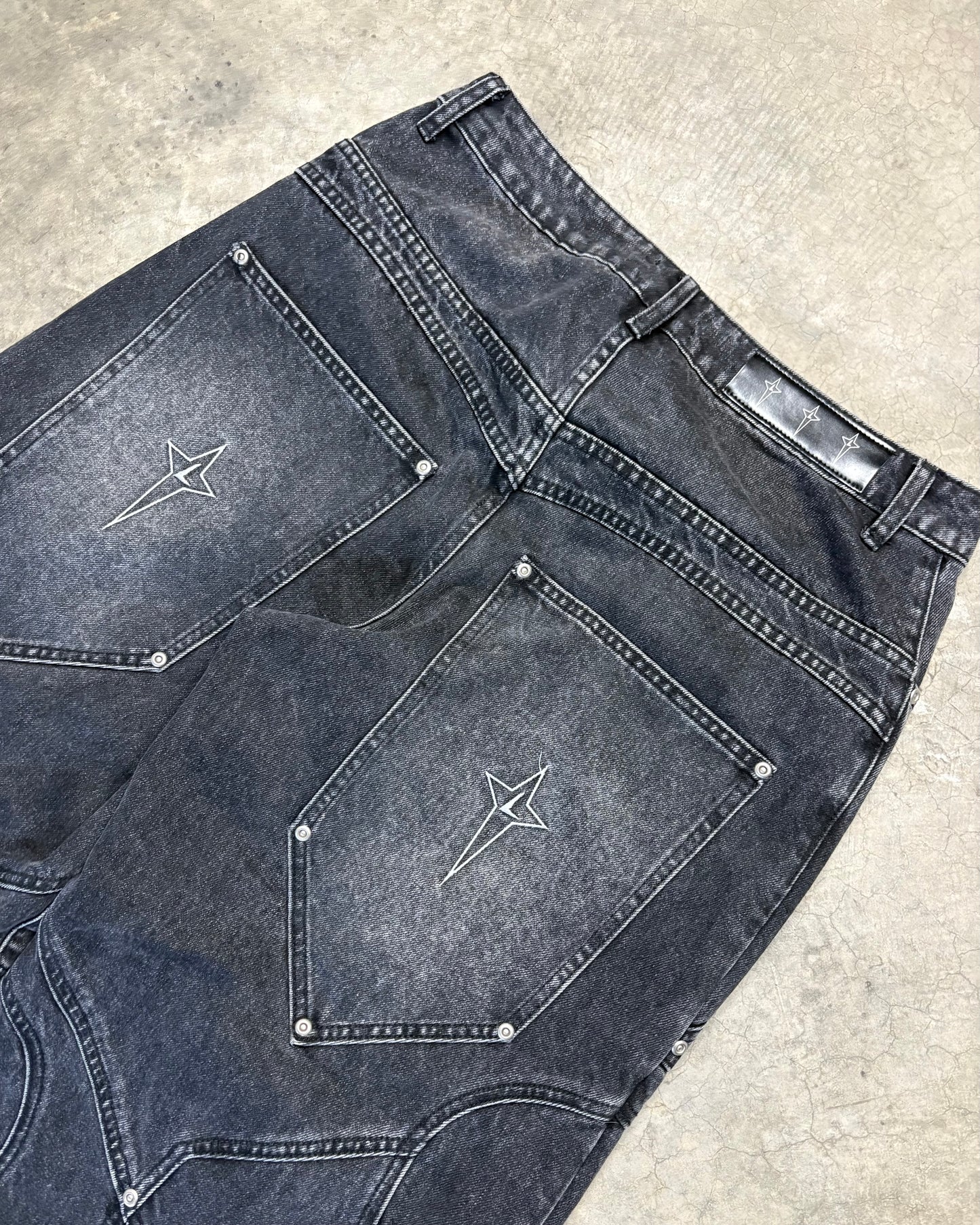 STONE WASHED BLACK CIRCLE DENIM [32]