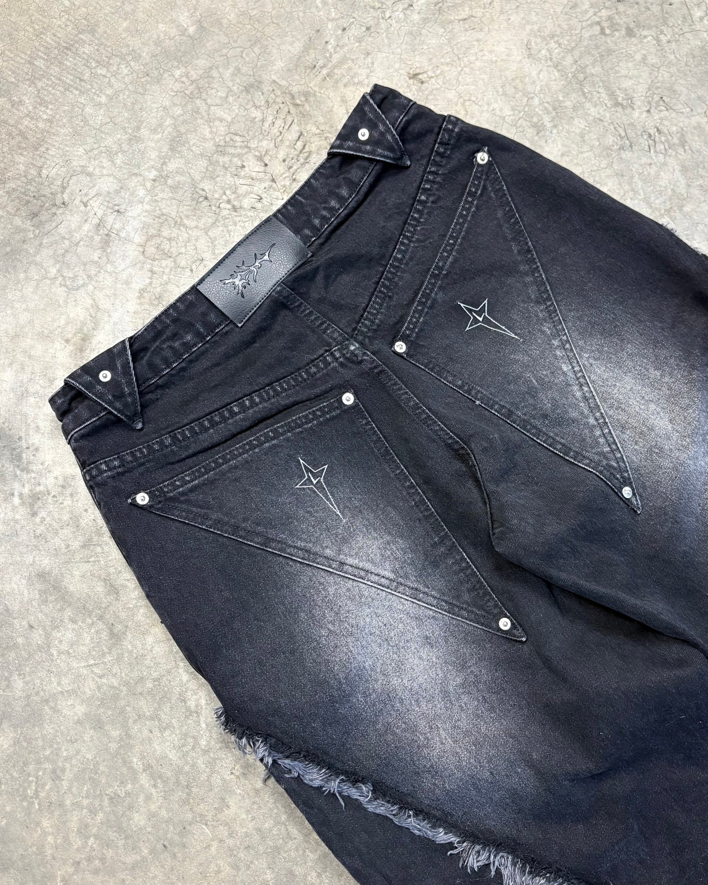 STONE WASHED BLACK SURVIVOR DENIM V2 [32]