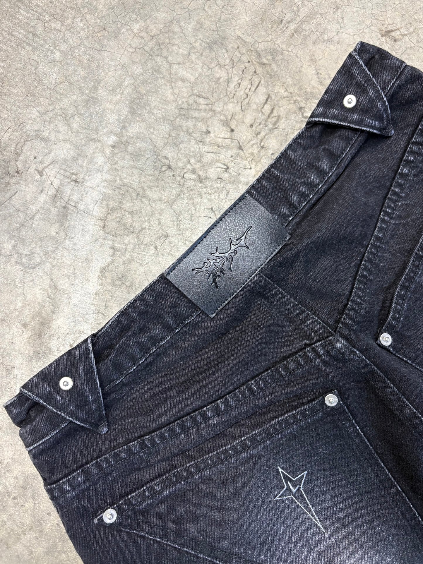 STONE WASHED BLACK SURVIVOR DENIM V2 [32]