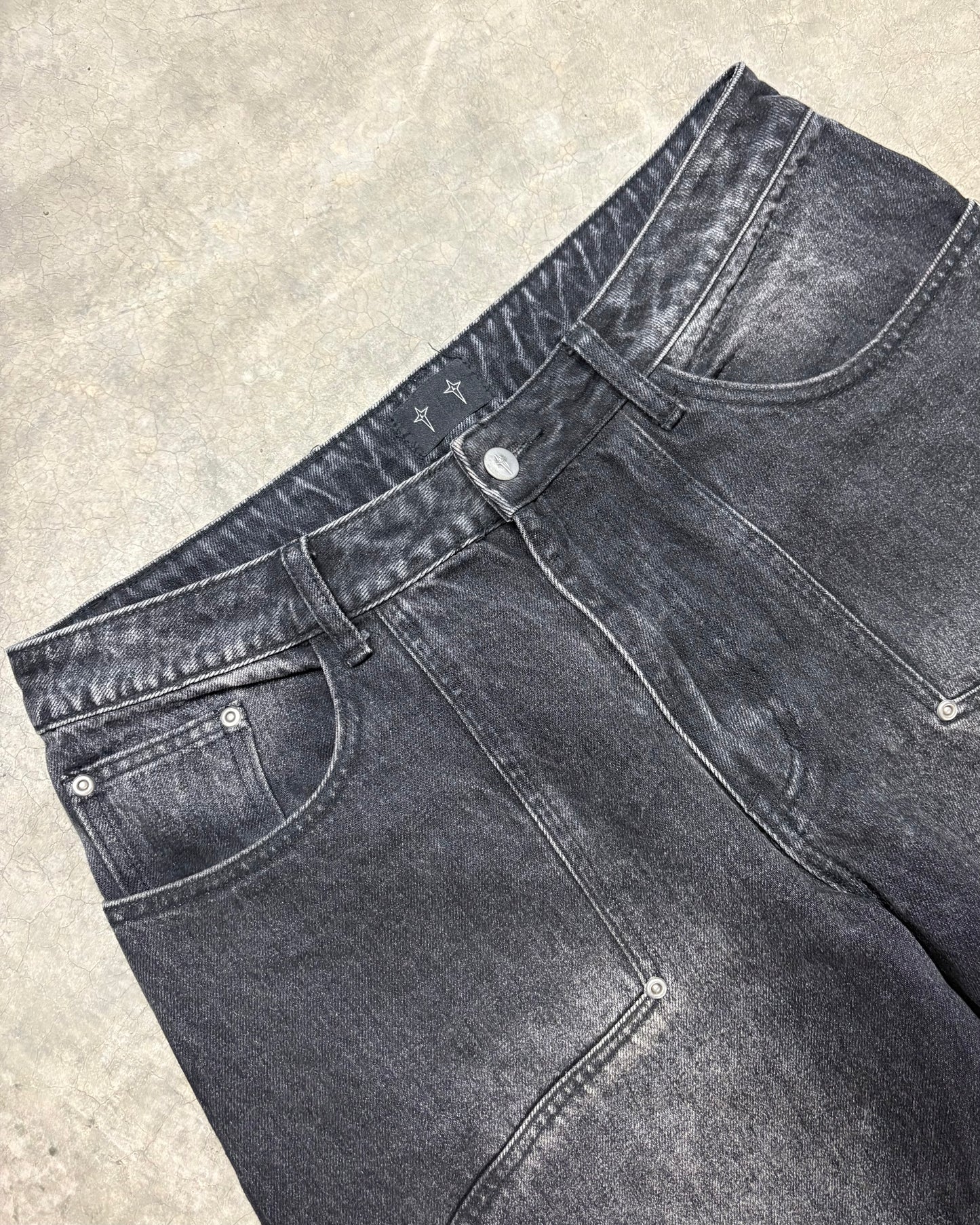 STONE WASHED BLACK CIRCLE DENIM [34]
