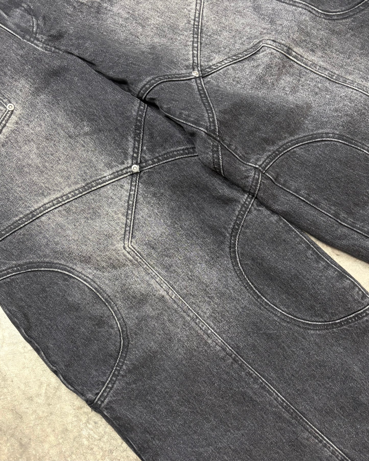 STONE WASHED BLACK CIRCLE DENIM [34]