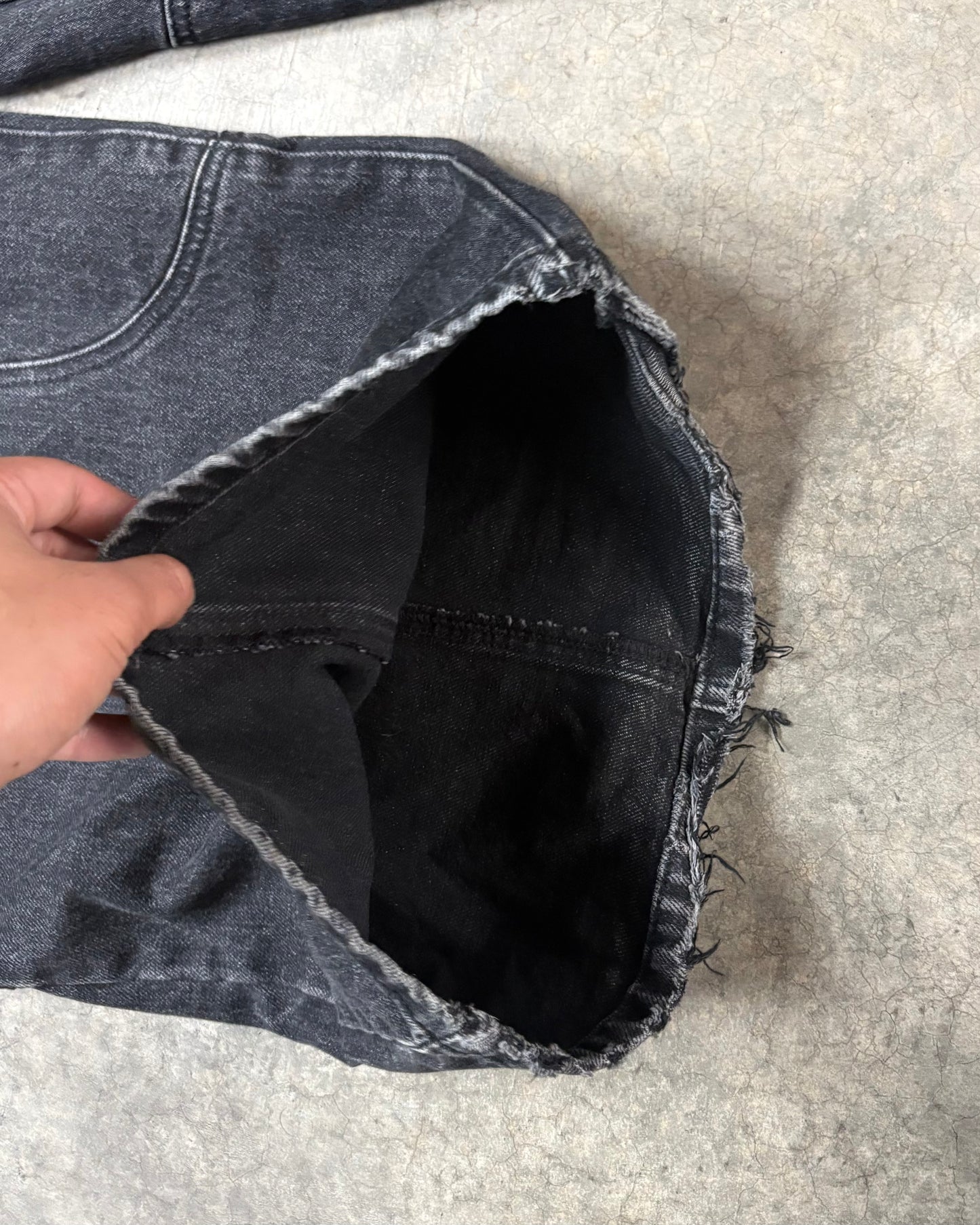 STONE WASHED BLACK CIRCLE DENIM [34]