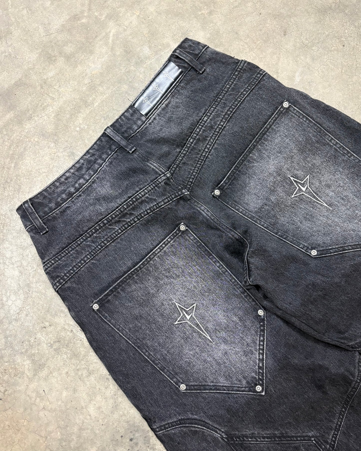 STONE WASHED BLACK CIRCLE DENIM [34]