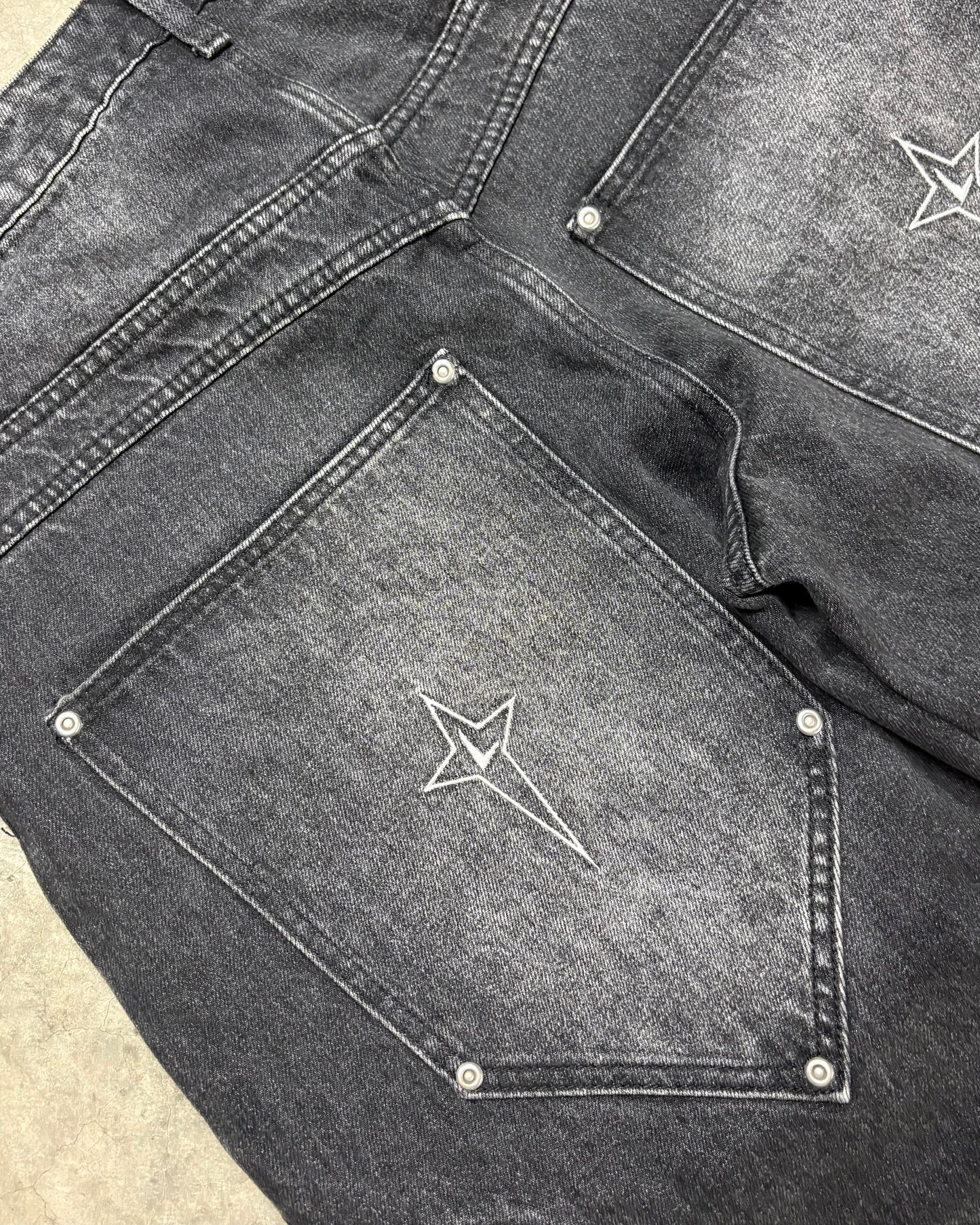 STONE WASHED BLACK CIRCLE DENIM [34]