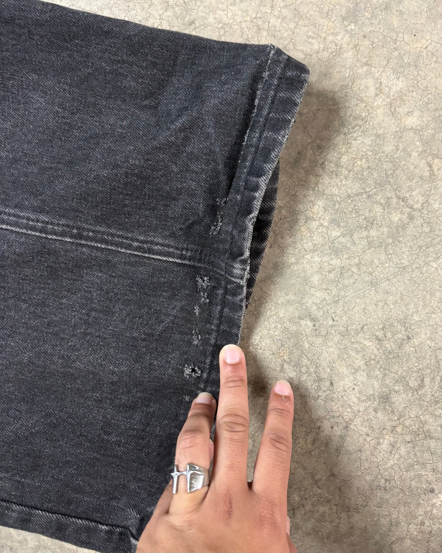 STONE WASHED BLACK CIRCLE DENIM [34]